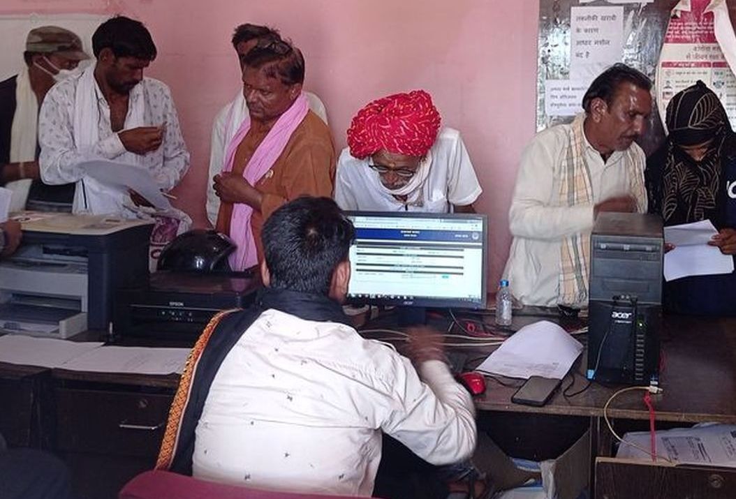 आधार कार्ड में नहीं हो रहा सुधार, निराश लौट रहे लोग