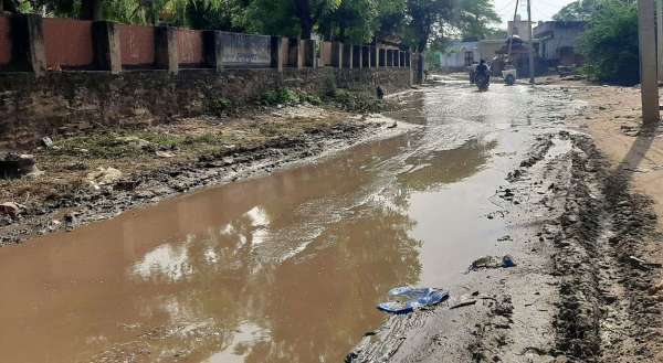 दर्द दे रहीं जर्जर सड़कें, जलभराव बना मुसीबत