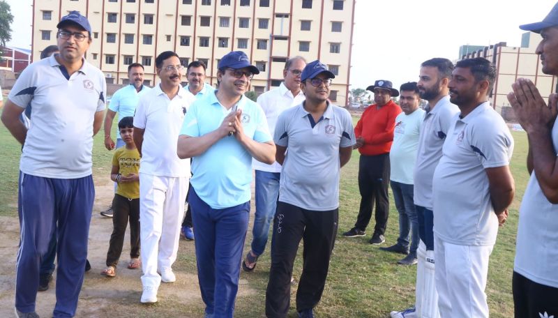 जिला कलक्टर ने किया जिला जज को 'आउट'