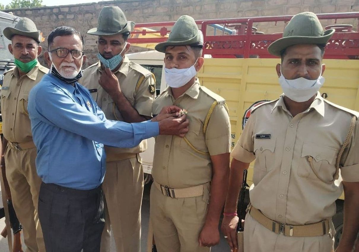 राष्ट्रभक्ति की ऐसी दीवानगी- 10 वर्षो में 50 हजार लोगों के सीने पर लगा चुके तिरंगा बैज