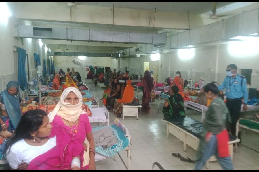 जेके लोन अस्पताल: यह कैसी व्यवस्था, गर्भवती महिलाओं को बेड नसीब नहीं
