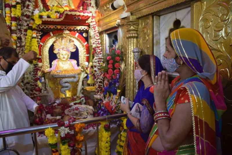 सगसजी बावजी को धराया विशेष शृंगार, दमके स्थानक