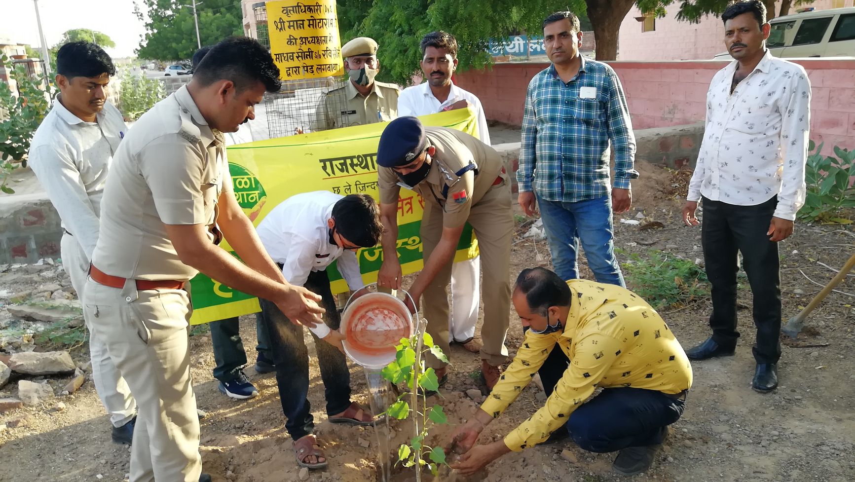 जगह-जगह किया पौधरोपण