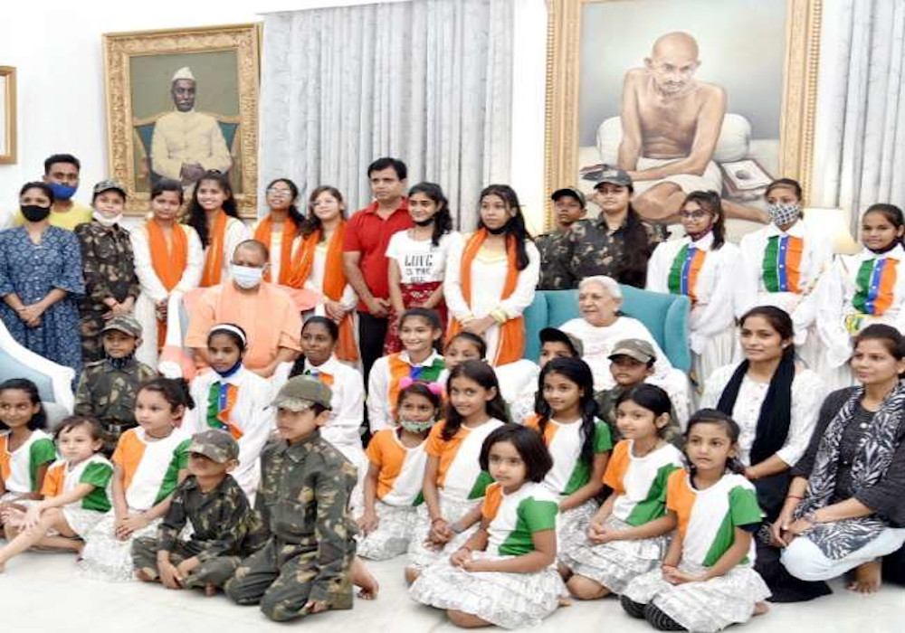 Independence Day 2021 greetings Girls Tie Rakhi to CM Yogi