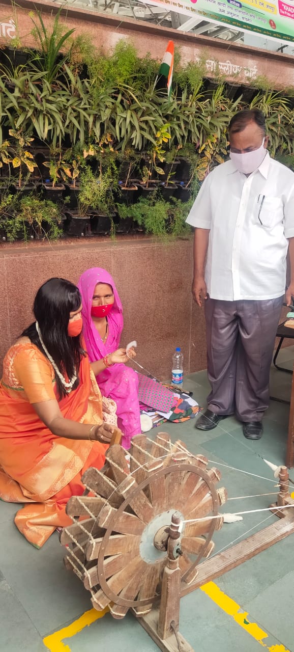 डीआरएम ने चलाया चरखा