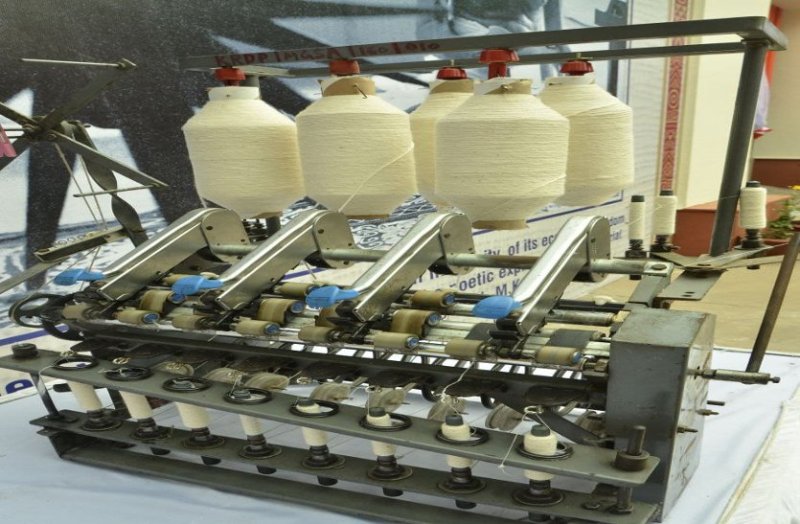 देशभर में 375 संस्थाएं बना रहीं खादी के कपड़े, 10 हजार भंडार और सवा लाख को मिल रहा रोजगार