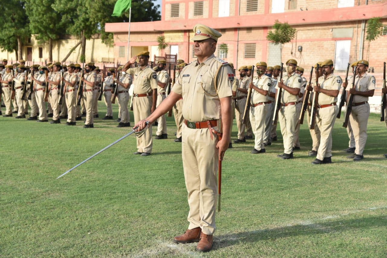 प्रभारी मंत्री ने किया ध्वजारोहण, परेड की ली सलामी