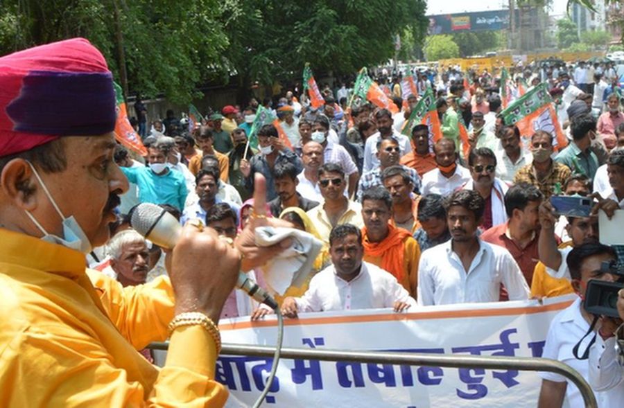किसानों व भाजपा कार्यकर्ताओं ने सर्किट हाउस से कलक्ट्रेट  के बाहर प्रदर्शन करते हुए