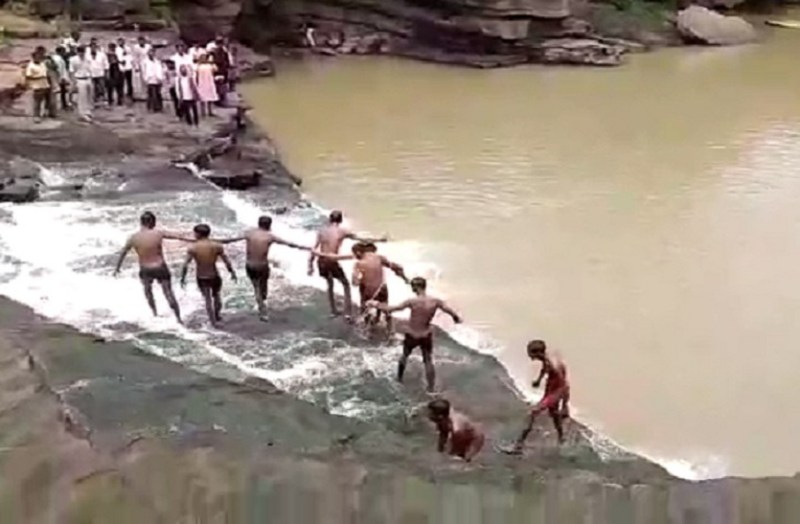 परिवार के साथ पिकनिक मनाने गए बालोद के युवक की वाटरफॉल में डूबने से मौत, बेटे का शव देख फफक पड़े परिजन