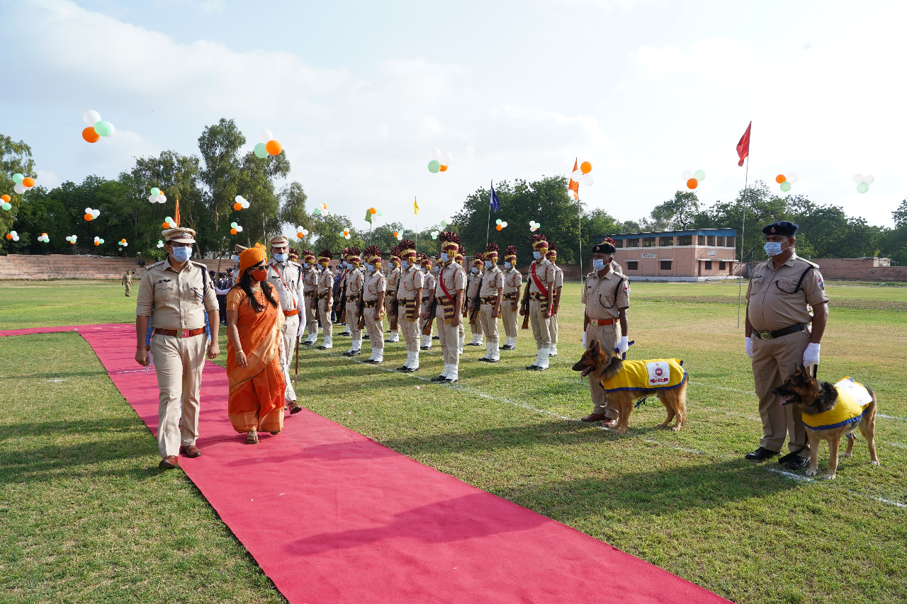 रेलवे लाइन के नीचे मिट्टी बहती देख ट्रेन रोक बचाई दुर्घटना, रेलकर्मी सम्मानित