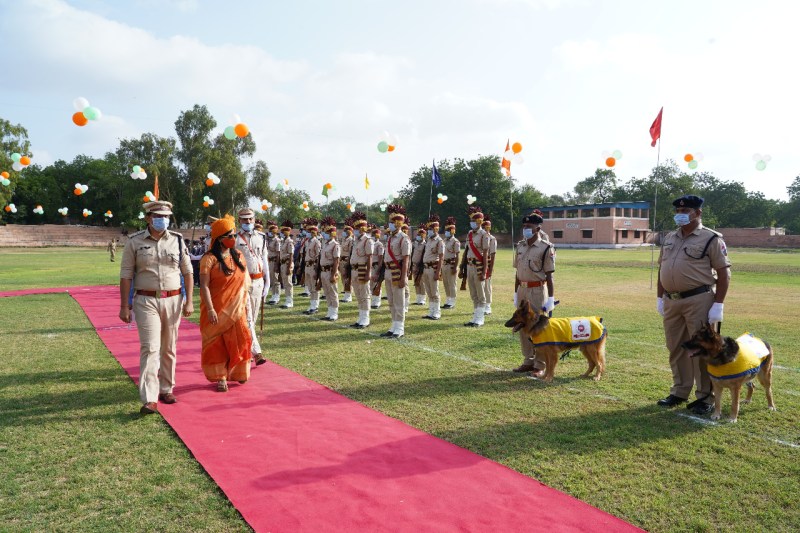 रेलवे लाइन के नीचे मिट्टी बहती देख ट्रेन रोक बचाई दुर्घटना, रेलकर्मी सम्मानित