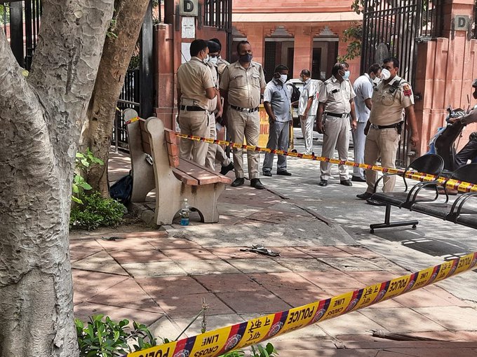 सुप्रीम कोर्ट के बाहर आत्मदाह का प्रयास