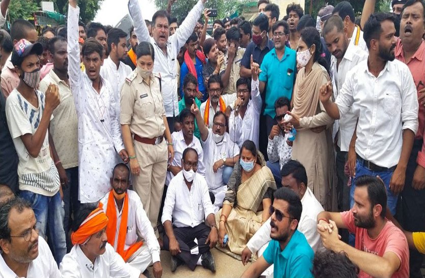 मोहला-मानपुर को अलग जिला बनाने का विरोध, धरने पर बैठी कांग्रेस की महिला विधायक, कहा फैसला मंजूर नहीं