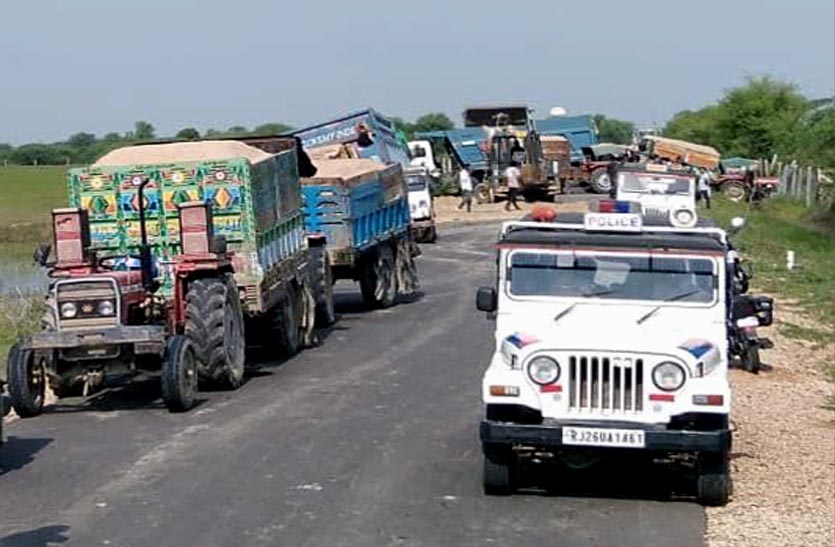 गश्तीदल व पुलिस ने पकड़े 20 अवैध बजरी से भरे वाहन