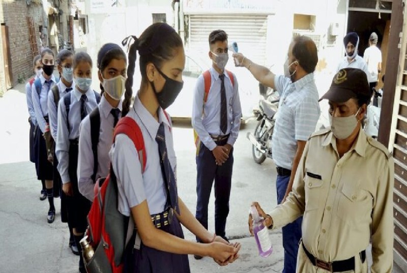 चार महीने बाद खुले स्कूल, थर्मल स्क्रीनिंग के बाद प्रवेश, तिलक-ताली और फूलों से हुआ स्वागत