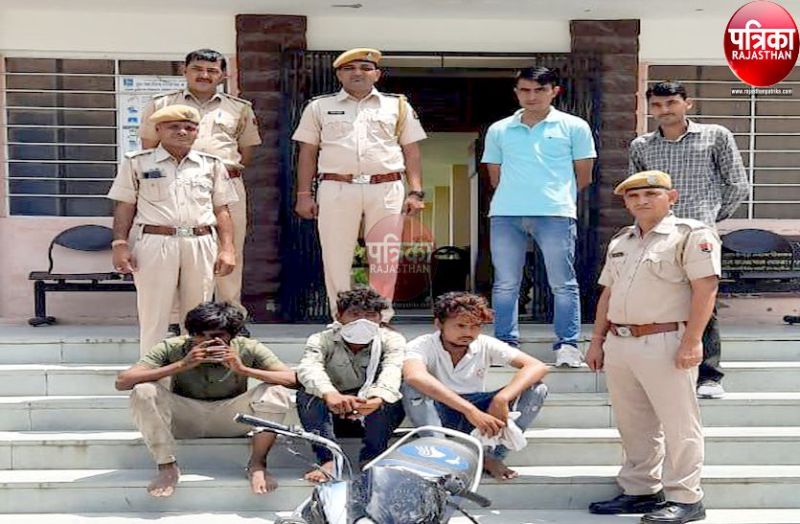 स्मैक के नशे के रुपए नहीं थे तो महिला का लूट लिया बैग, पुलिस के हत्थे चढ़े तीन आरोपी