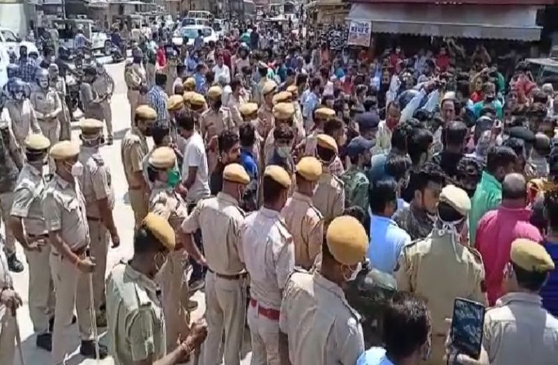 कोटा के गुमानपुरा स्थित इंदिरा गांधी सर्किल पर मृतक के परिजनों व सिंधी समाज के लगाया जाम। 