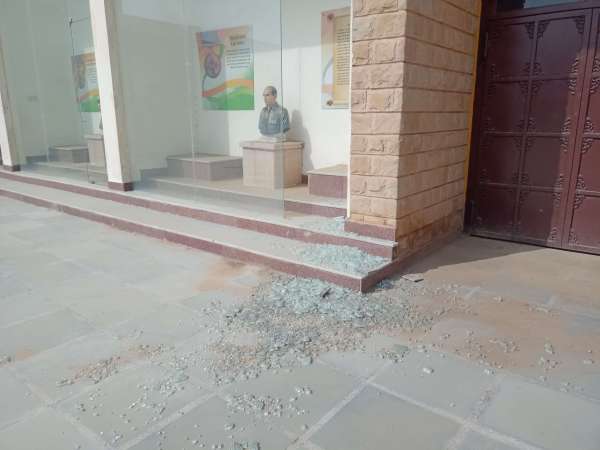 झुंझुनूं. दोरासर गांव स्थित सैन्य शक्ति स्मारक शहीद प्रतिमा पर लगाया गया शीशा टूटा हुआ। 