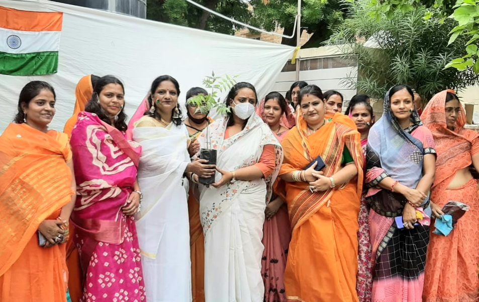 देशभक्ति कार्यक्रम शुरू, महिलाओं ने किया पौधारोपण