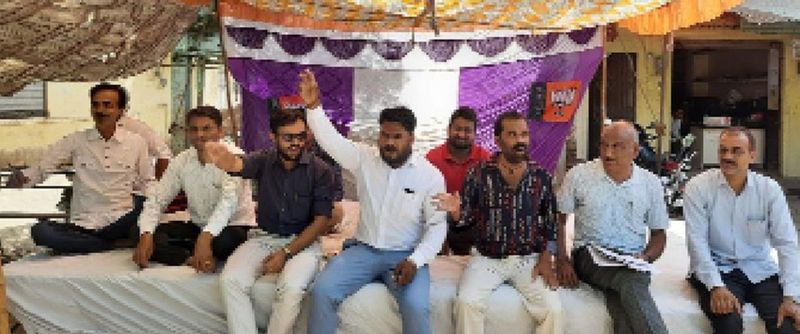 मांगों को लेकर पार्षद धरने पर बैठे