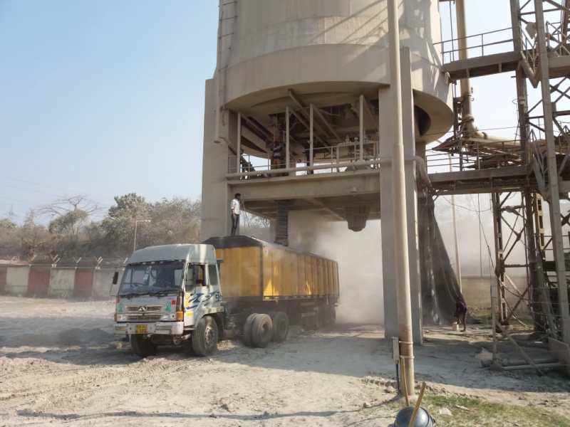Danger increased at unbridled speed, overloaded ash capsules running on the road