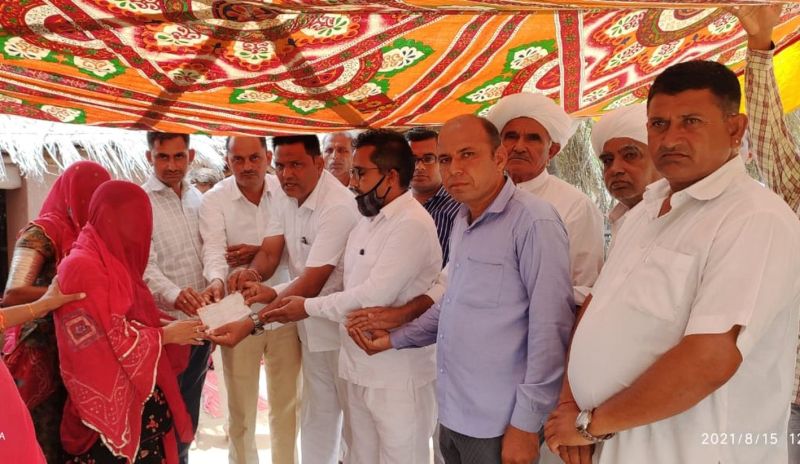 पति की दुर्घटना में मौत पर पत्नी को सवा लाख का चेक सुपुर्द