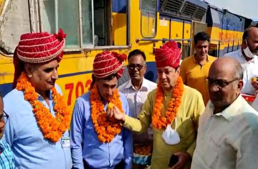 सीकर पहुंची पहली दुरंतो, रेलवे स्टेशन पर बंटी मिठाई, सांसद,चालक व गार्ड का किया सम्मान