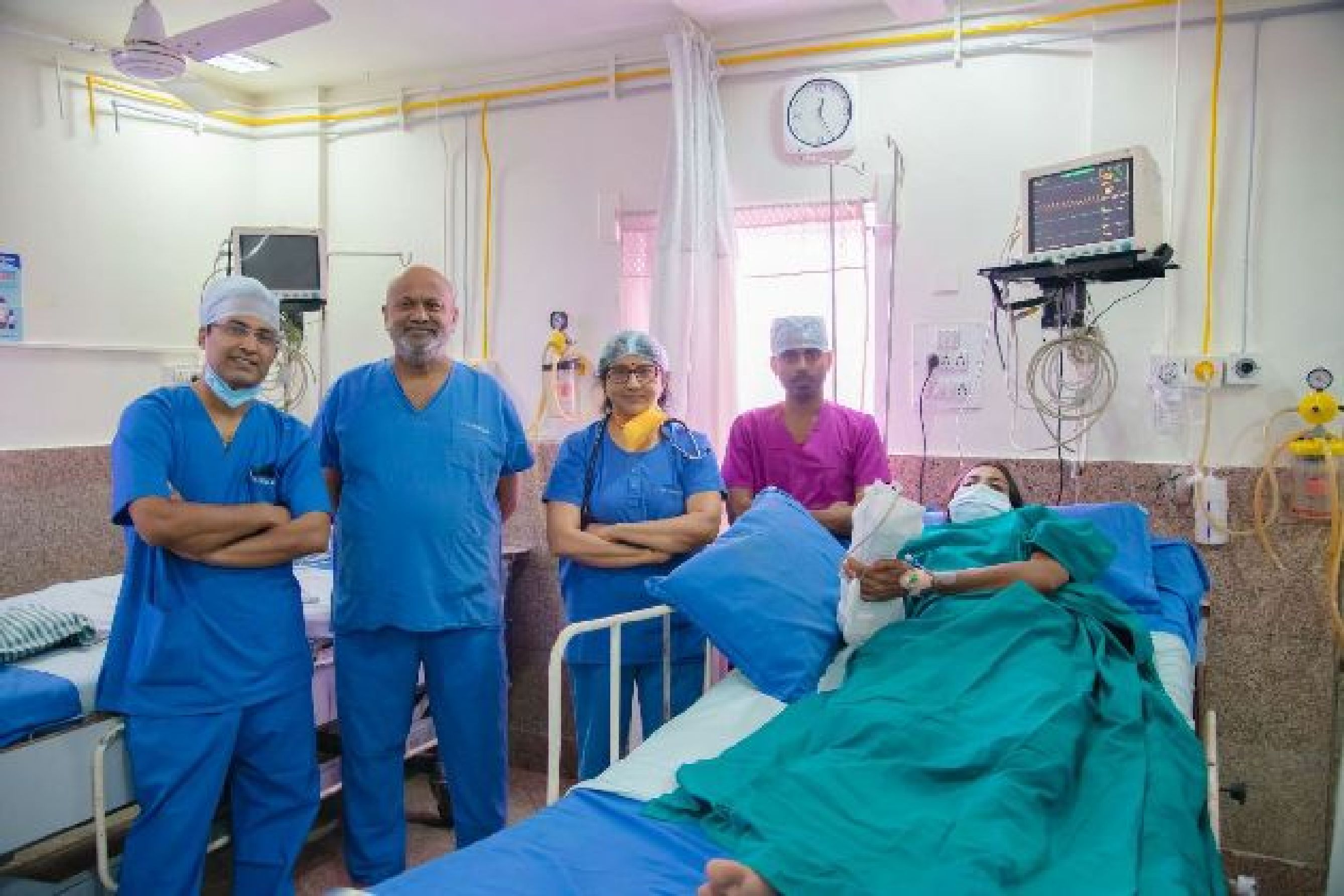 क्रेशर से कोहनी के नीचे कटा हाथ वापस जोड़ा