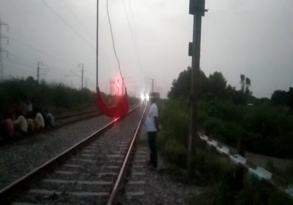 ट्रेन से मवेशी टकराने पर टला बड़ा हादसा, कई घंटे से हावड़ा-दिल्ली रेलमार्ग बाधित, यात्रियों में हड़कंप