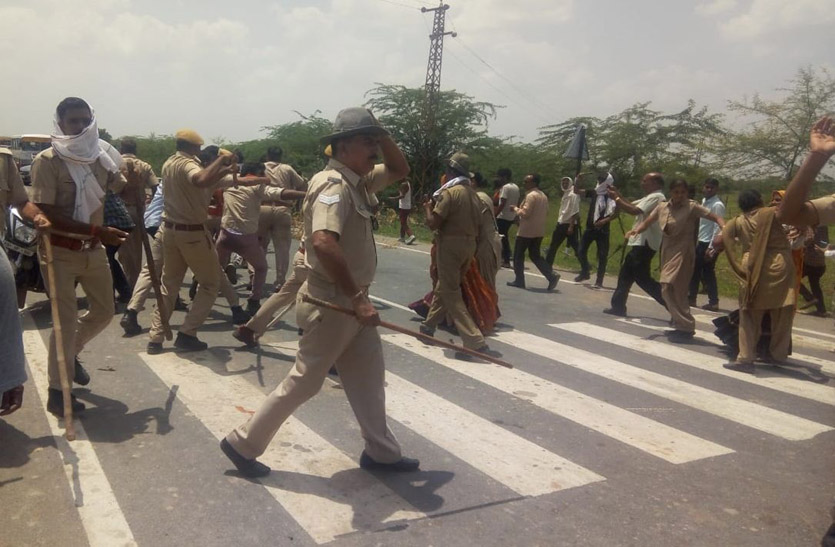 हाइवे जाम कर रहे प्रदर्शनकारियों को पुलिस ने खदेडा