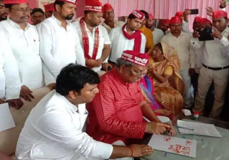 निषाद पार्टी सुप्रीमो डॉ. संजय निषाद ने अपने खून से लिखा खत मांगा आरक्षण