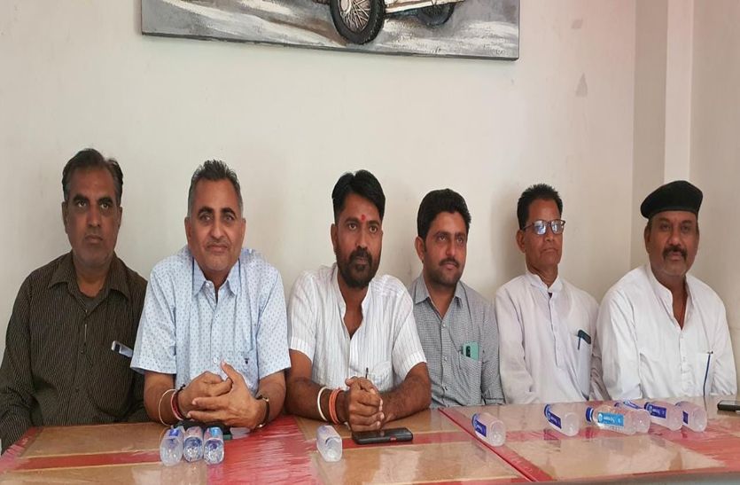 कांग्रेस पदाधिकारियों ने प्रेसवार्ता में लगाए गंभीर आरोप: बोले-कांग्रेस का भाग्य निर्दलीय लिख रहे, रुपयों के दम पर बांटे टिकट