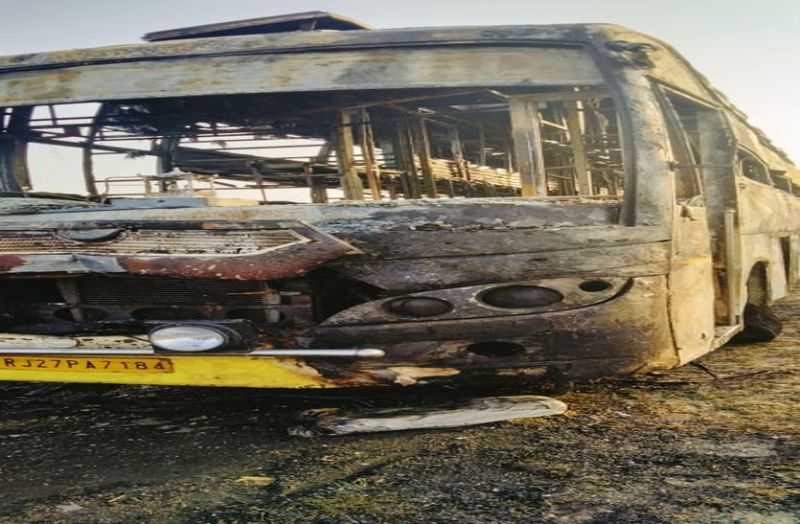 मंगलवार तड़के चलती बस में लगी आग, बस में सवार थे 50 यात्री, सभी को निकाला सुरक्षित बाहर