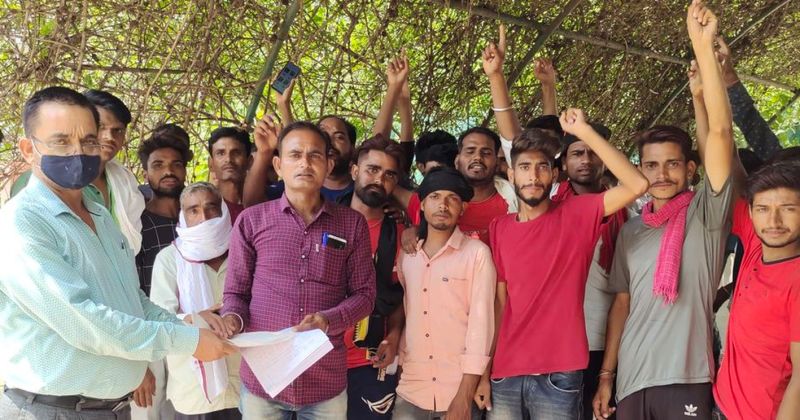 मीणा समाज के लोगों ने किया प्रदर्शन, सौंपा ज्ञापन