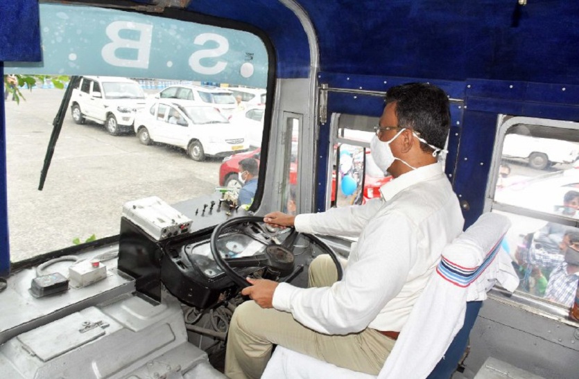 परिवहन मंत्री फिरहाद हकीम डीजल-सीएनजी किट वाली बस को चलाकर उद्घाटन करते हुए।  