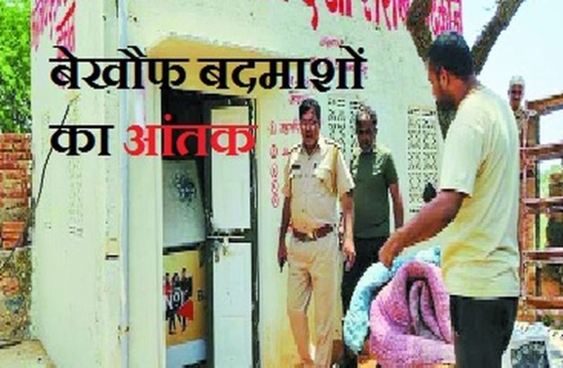 पुलिस पर फायरिंग, बोतलें फेंकते हुए भागे बदमाश