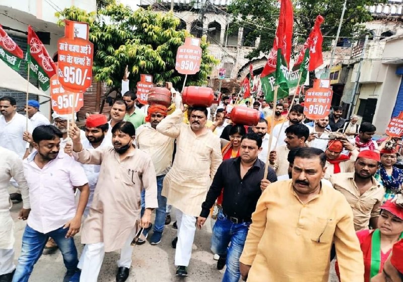 महंगाई के विरोध में सपा का प्रदर्शन, सिर पर सिलेंडर रखकर निकले पूर्व राज्यमंत्री