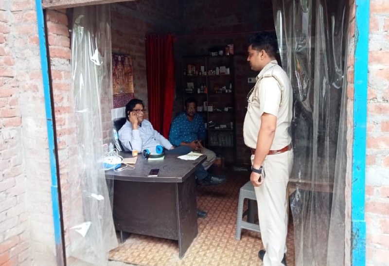 बाराबंकी में कोरोना वैक्सीन लगाते हुए झोलाछाप डाक्टर गिरफ्तार, 125 रुपए में लगा रहा था डोज, ऐसे पकड़ा गया