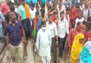 रेलवे की लापरवाही से परेशान ग्रामीणों ने सामूहिक आत्मदाह की दी धमकी, सांसद का किया घेराव