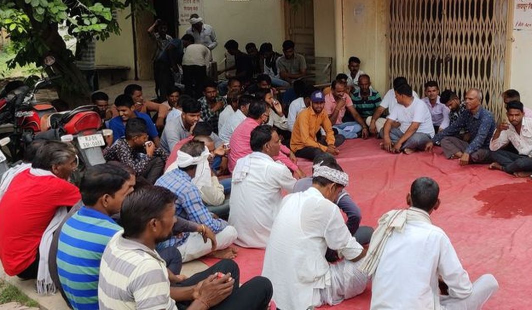 ग्रामीणों ने दो घंटे निगम कार्यालय को घेरा, दिया धरना