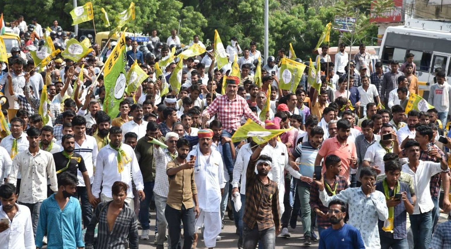 आरएलपी का हल्ला बोल, कलक्ट्रेट का किया घेराव