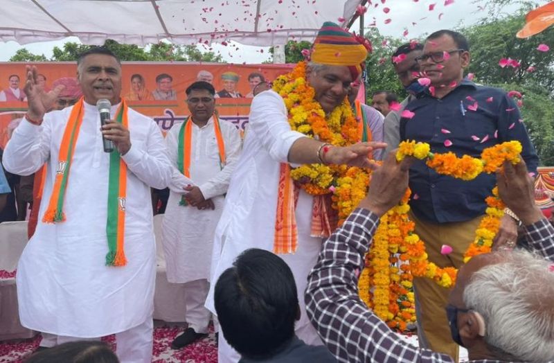 केन्द्रीय श्रम मंत्री यादव के स्वागत में उमड़े समर्थक