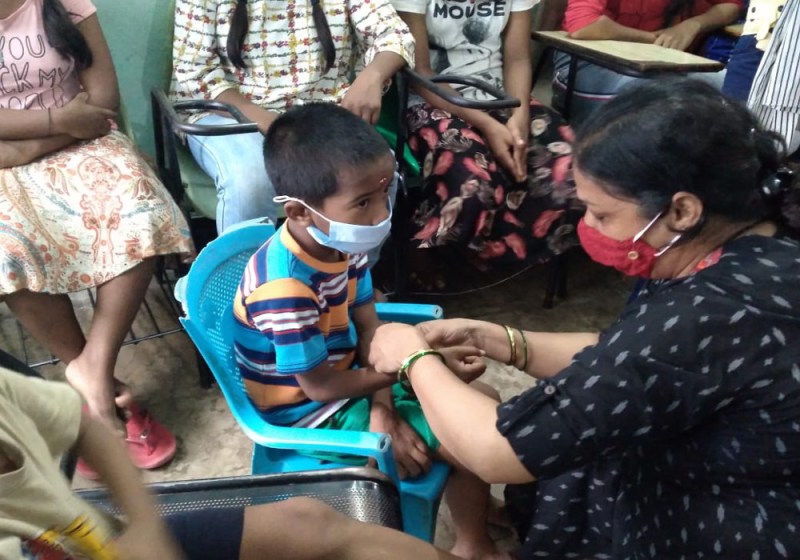 चाइल्डलाइन द्वारा राम अधौगिक अनाथालय में बच्चो के साथ मनाया रक्षाबंधन