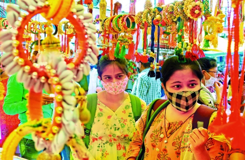 पर्व की रौनक बिखरी बाजारों में, बहनों ने जी भरकर की खरीदारी