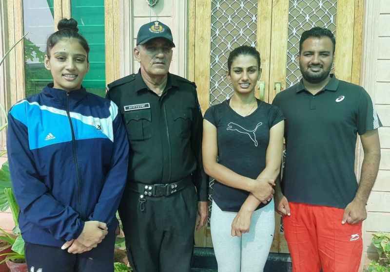 परछाई व आईने की तरह मिला परिजनों का साथ, नेशनल वुशु में जीता गोल्ड मेडल