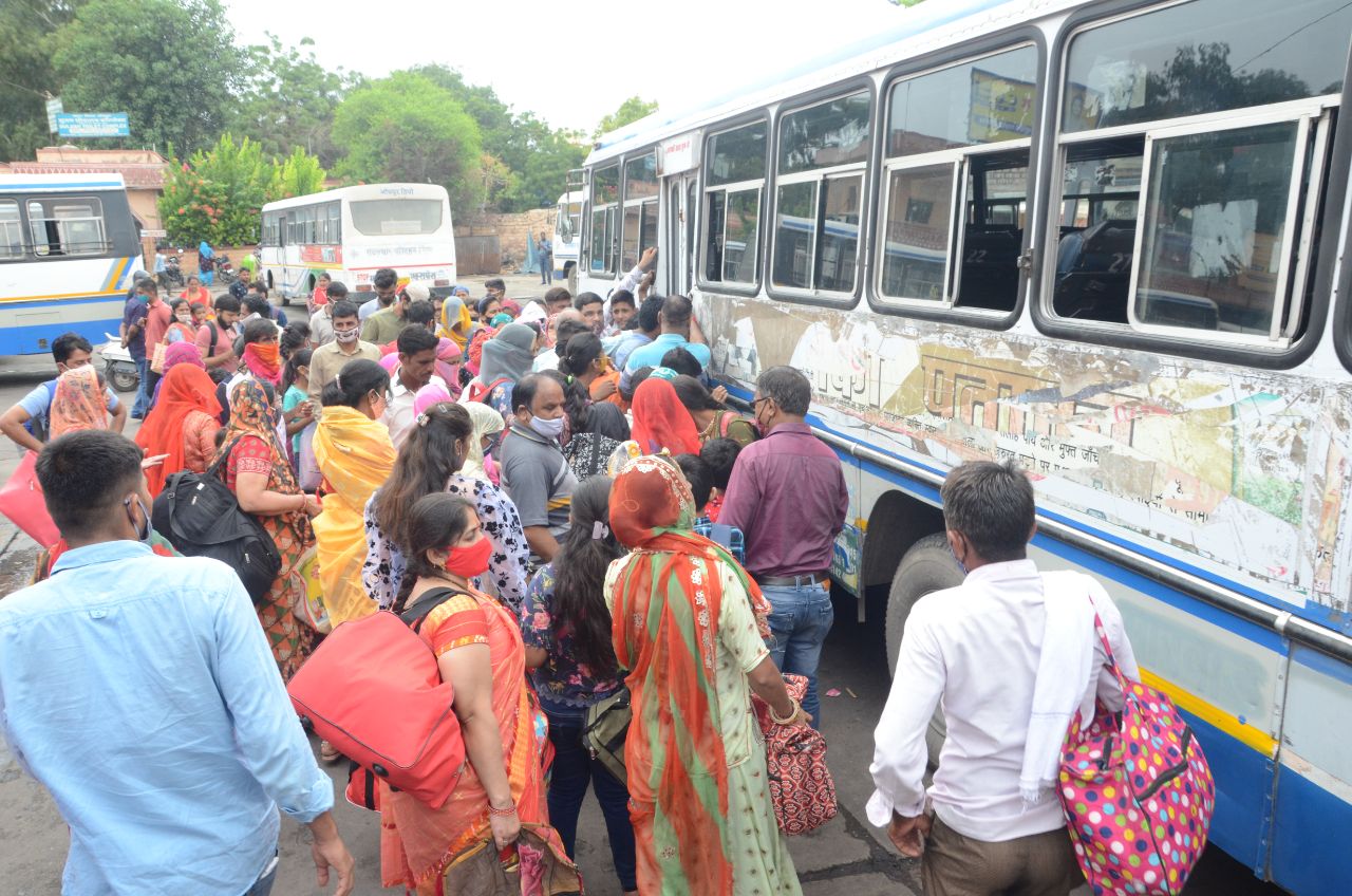 ROADWAYS---रोडवेज बसों में महिलाओं ने की निशुल्क यात्रा