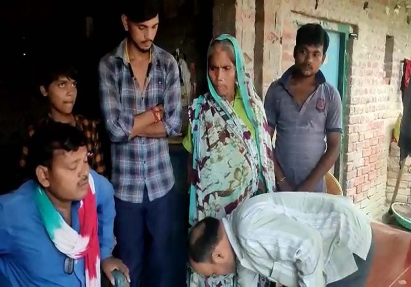 मां से आर्शीवाद लेते धर्मेंद्र