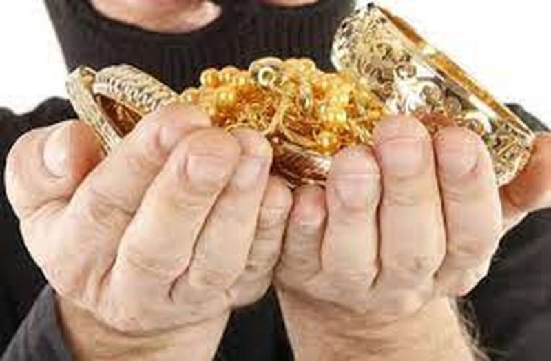 ट्रेन में ट्रॉली बैग के चीरा लाखों के आभूषण चोरी, महिला को घर आने पर लगा पता