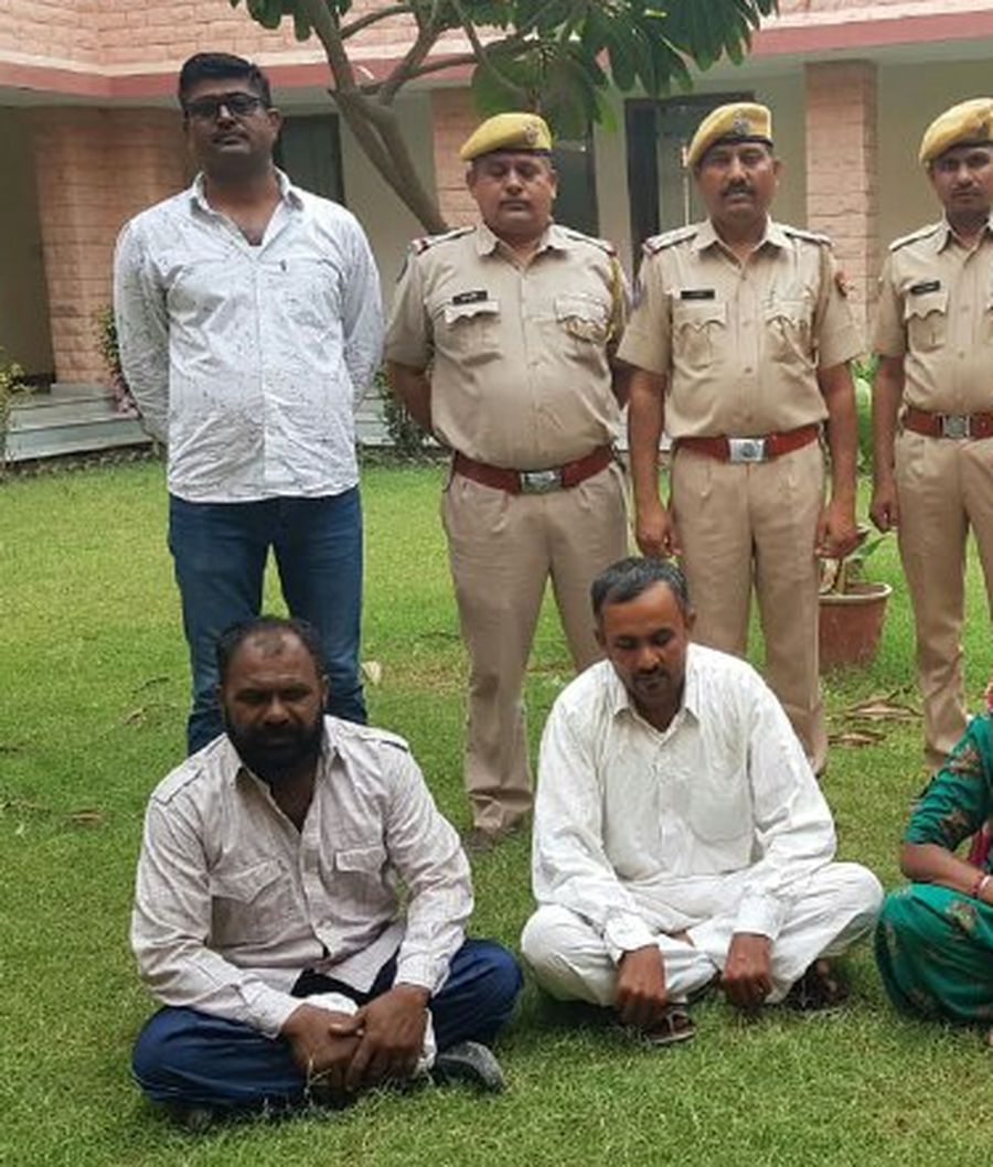 महिला सहित तीन गिरफ्तार, एक लाख रुपए व 25 लाख के चेक बरामद
