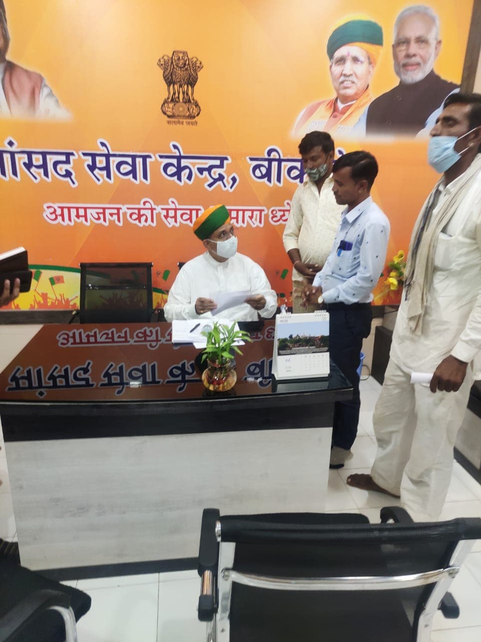 अंडरपास अनियमितता को लेकर केन्द्रीय मंत्री से मिले ग्रामीण